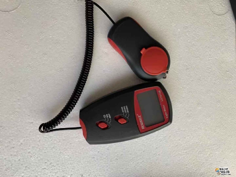 數字照度計量程不小于2000lx；精度：±5％